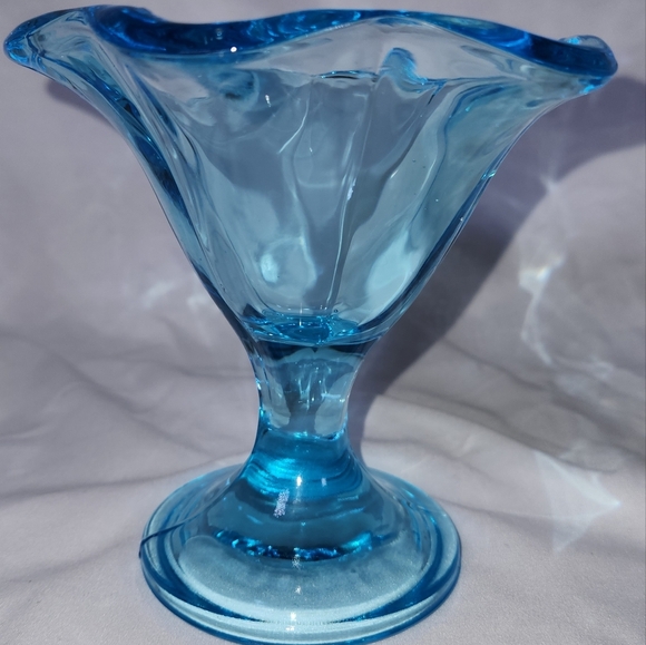 Set of 4 Vintage Coloured Glass Sundae Parfaits. - Picture 3 of 13